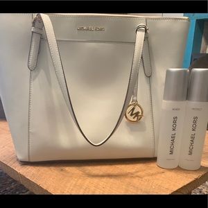 !!!❌❌SOLD!!!!! ❌❌Micheal Kors purse with cleaner